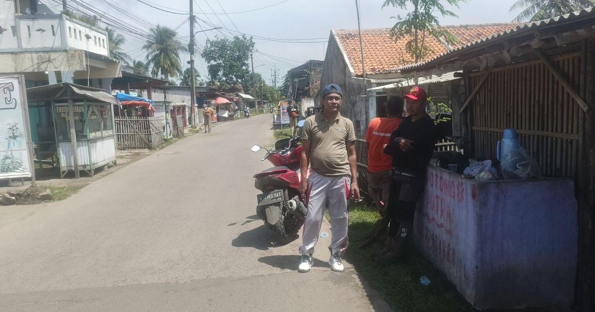 Peduli Kebersihan, Kepala Desa Pangarengan Gotong Royong Membersihkan Rumput Ilalang Sepanjang Jalan Desa