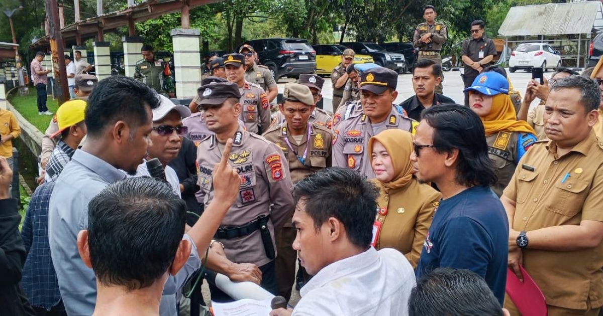 Aliansi Solidaritas Masyarakat Tangerang Raya dan Serikat buruh Unjuk Rasa di Pusat Pemerintahan Kabupaten Tangerang