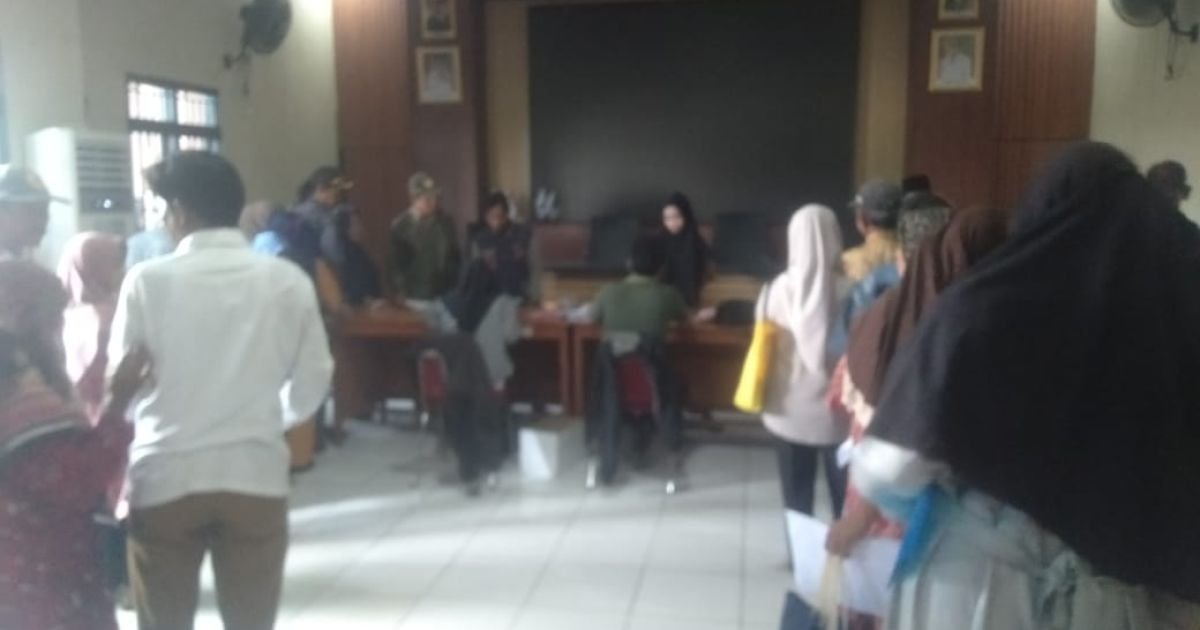 457 Warga Sukasari Kecamatan Rajeg Terima Bantuan Langsung Tunai Kesra