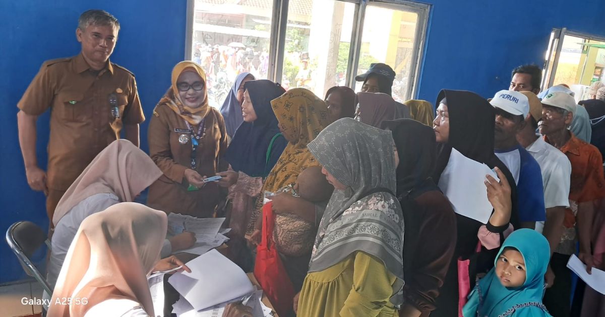 Lurah Sukatani Dampingi warga yang Menerima Bantuan Beras 20 Kg dan Minyak Goreng 4 kg dari Badan Pangan Nasional