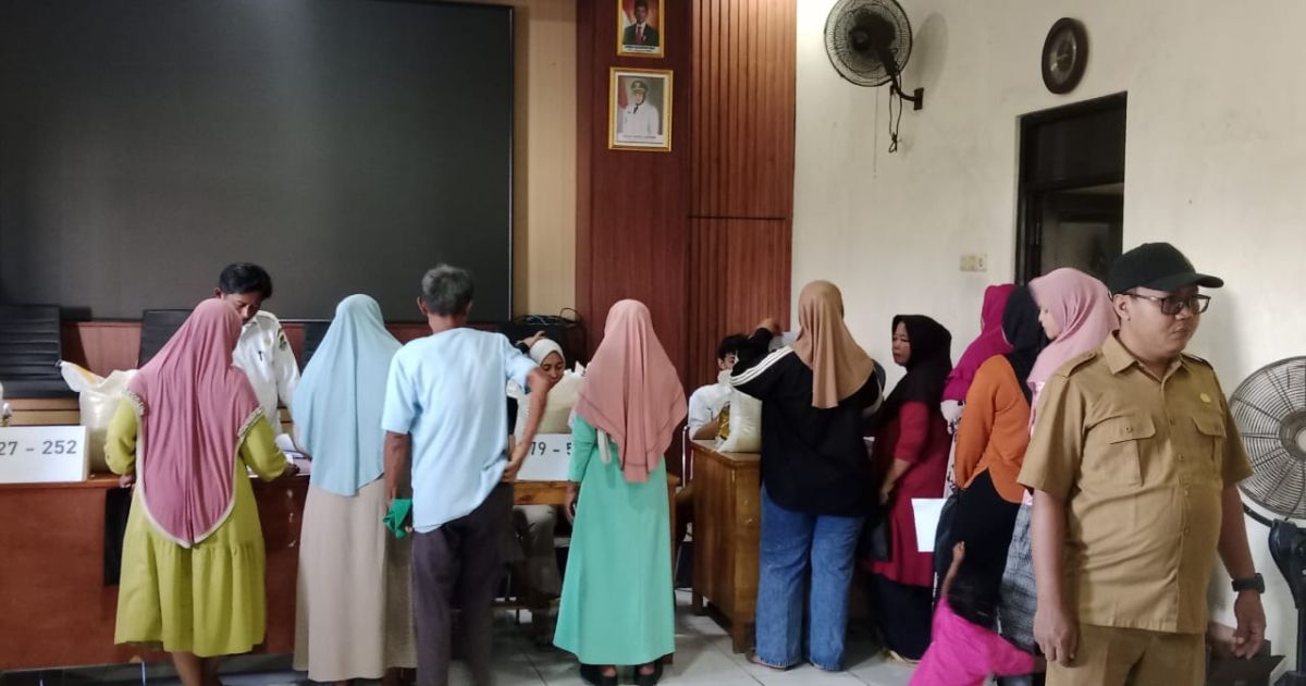 505 KPM warga Desa Sukasari Menerima Bantuan Beras 20 Kg dan minyak goreng 4 kg dari Badan Pangan Nasional