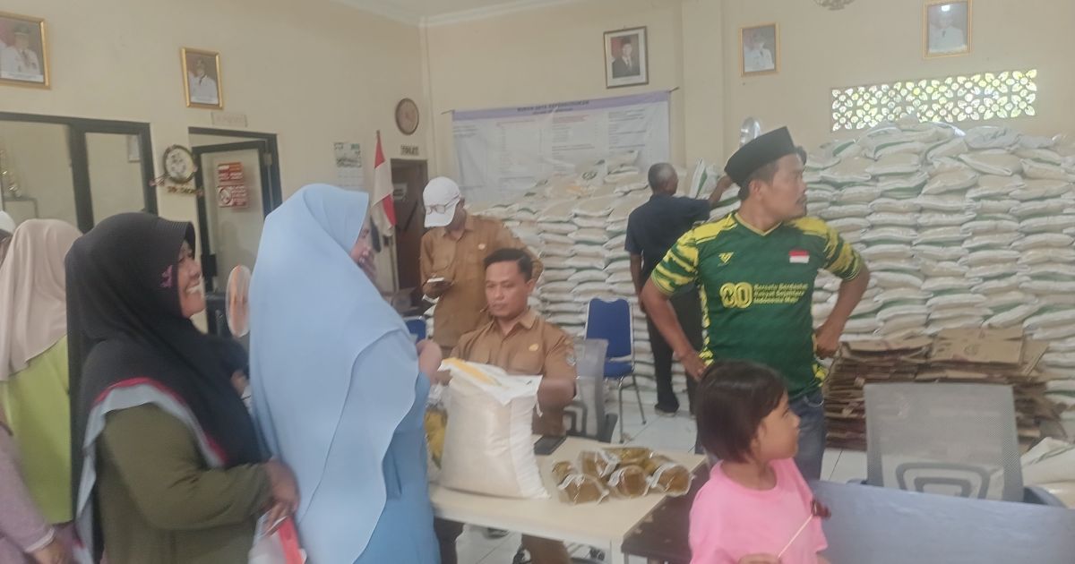 Pemdes Daon Salurkan Bansos Beras dan Minyak Goreng Kepada 1.009 KPM