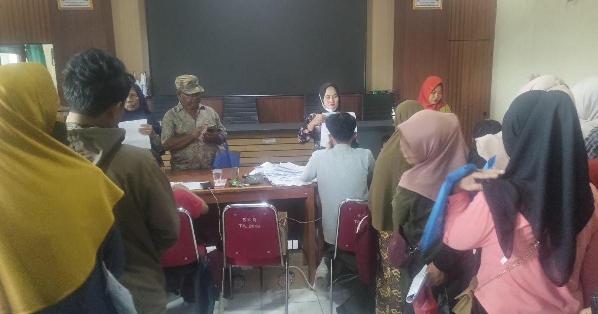 921 Warga Desa Sukasari Terima Bantuan BLT Kesra