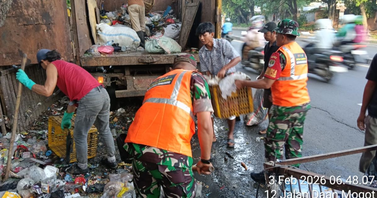 Aksi Sosial, Satgas Sampah Koramil 02/Btc Bantu DLH Angkat Sampah