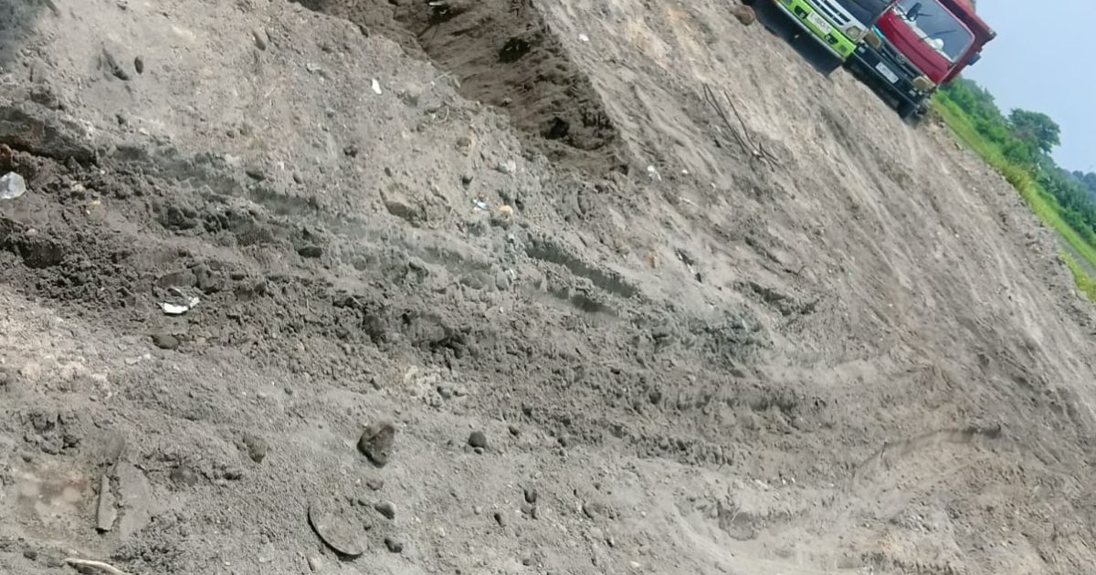 Dugaan Korosi Besi (Tahi Besi) Yang Berada Di Wilayah Desa Gintung Jadi Sorotan Yang Di Gunakan Sebagai Bahan Pengurugan