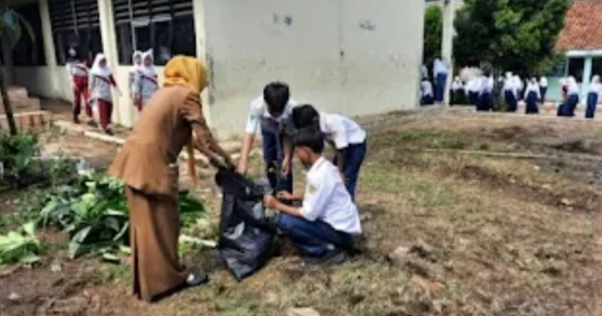 SMPN 1 Rajeg Bersih-Bersih Ciptakan Lingkungan Sekolah Yang Nyaman