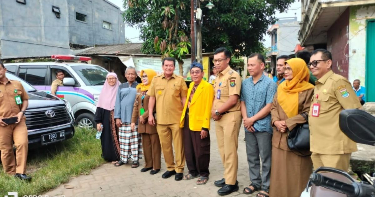 Camat Rajeg dan Lurah Sukatani Dampingi Bupati Tinjau Rumah Warga Yang Mengalami Retak- Retak